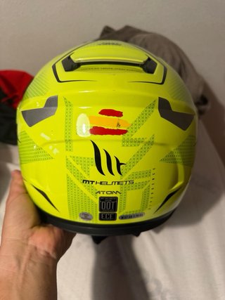 Casco de moto amarillo MT