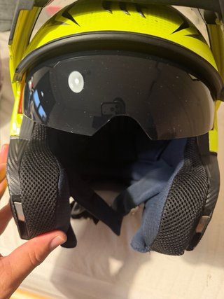 Casco de moto amarillo MT
