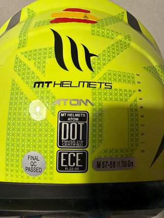 Casco de moto amarillo MT
