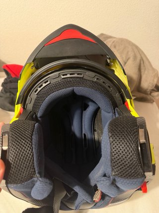 Casco de moto amarillo MT