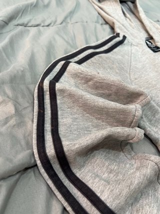 Sudadera Adidas gris con cremallera y rayas