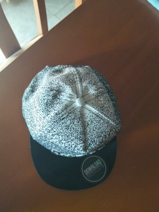 Gorra D:LOAD Visera Plana Blanca y Negra