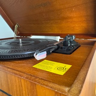 tocadiscos retro de madera con radio y reproductor