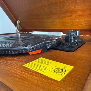 tocadiscos retro de madera con radio y reproductor