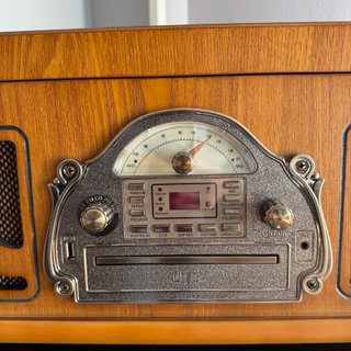 tocadiscos retro de madera con radio y reproductor