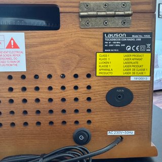 tocadiscos retro de madera con radio y reproductor
