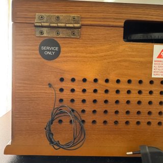 tocadiscos retro de madera con radio y reproductor