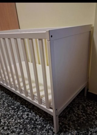 Cuna colecho con colchón y sábanas