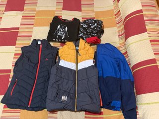 Lote de 4 prendas: chalecos, cortavientos y pijama