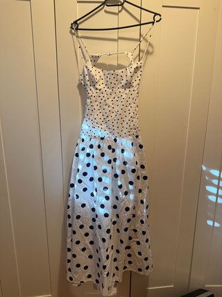 Vestido Blanco con Lunares Azules