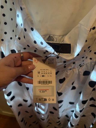 Vestido Blanco con Lunares Azules