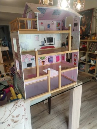 Casita de muñecas de madera
