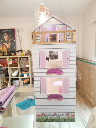 Casita de muñecas de madera