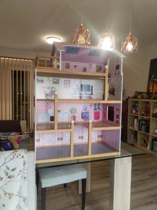 Casita de muñecas de madera