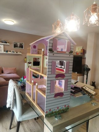 Casita de muñecas de madera
