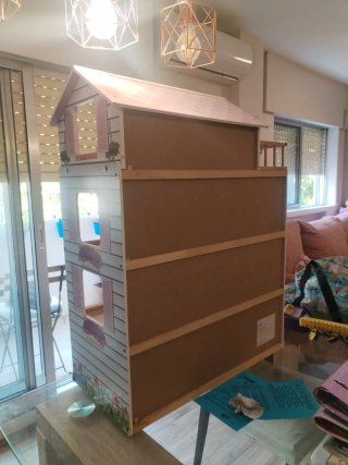 Casita de muñecas de madera