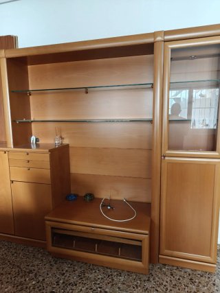 Muebles de salón con Vitrina y Mesa extenible.URGE