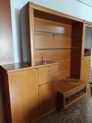 Muebles de salón con Vitrina y Mesa extenible.URGE
