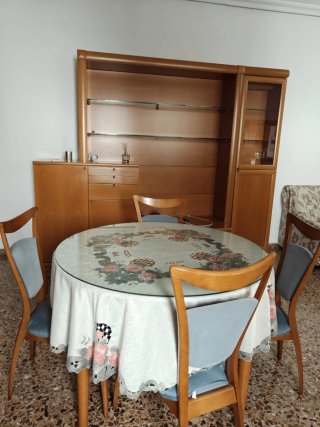 Muebles de salón con Vitrina y Mesa extenible.URGE