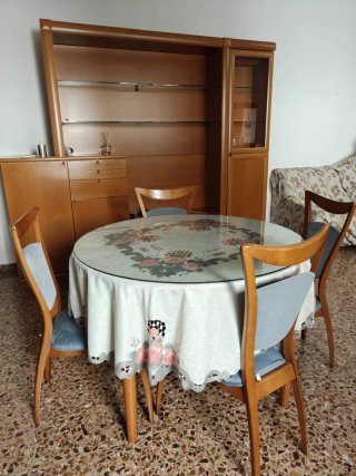Muebles de salón con Vitrina y Mesa extenible.URGE