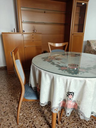 Muebles de salón con Vitrina y Mesa extenible.URGE