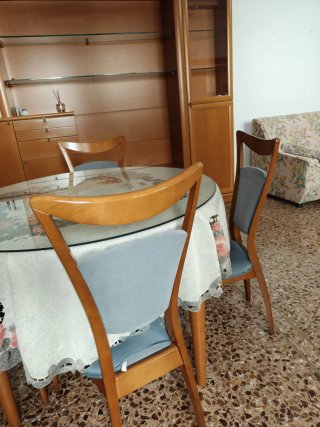 Muebles de salón con Vitrina y Mesa extenible.URGE
