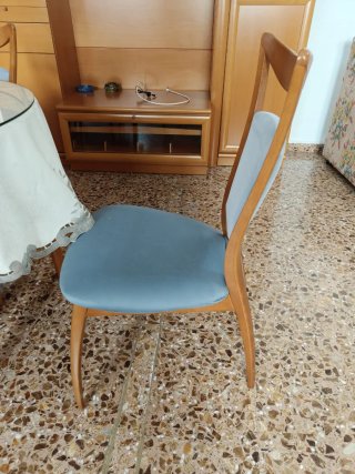 Muebles de salón con Vitrina y Mesa extenible.URGE