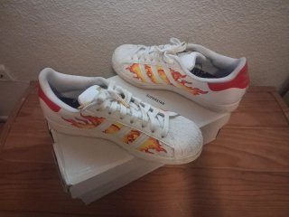 Adidas Superstar con llamas