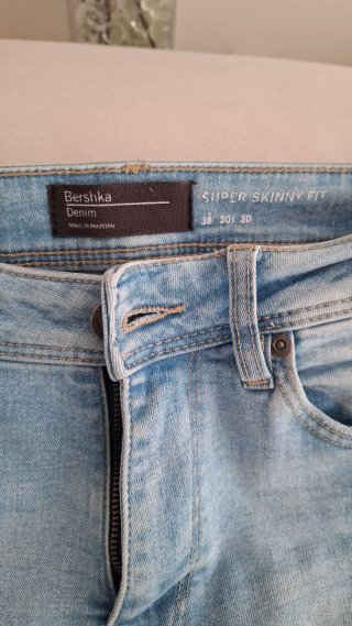 Pantalones vaqueros desgastados unisex bershka