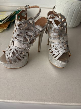 Zapatos de tacón plateados elegantes