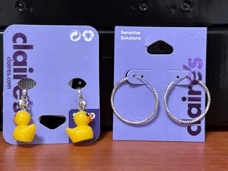 2 Pares de Pendientes Claire's