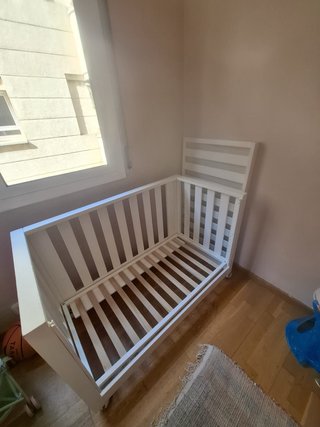 Cuna de bebé blanca y colchón
