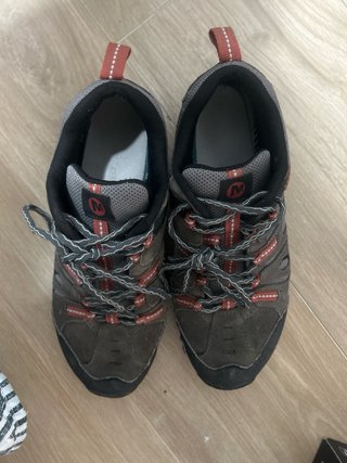 Zapatos Merrell grises y rojos