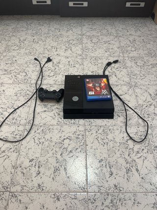 PS4 (PlayStation 4) con mando y juego