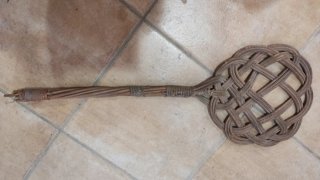 Antiguo Sacudidor de Alfombras de Mimbre