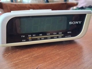 Reloj Despertador Sony con Radio AM/FM