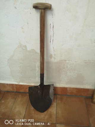 Pala de obra con mango de madera