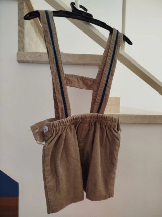Pantalón de pana con tirantes para niño. Talla 2