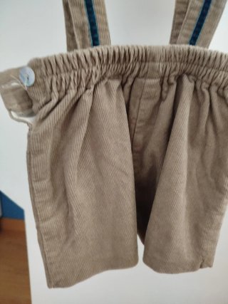 Pantalón de pana con tirantes para niño. Talla 2