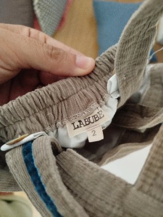 Pantalón de pana con tirantes para niño. Talla 2
