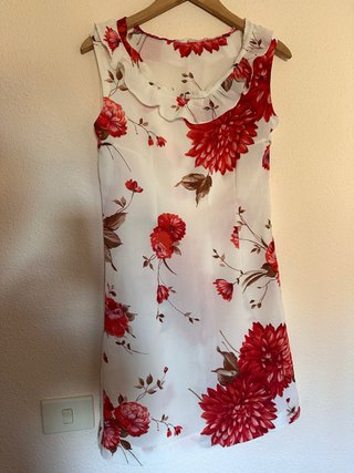Vestido blanco con flores rojas
