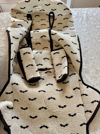Colchoneta para silla de paseo con murciélagos.