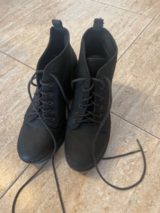 Botines negros con cordones y tacón