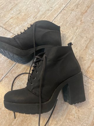 Botines negros con cordones y tacón