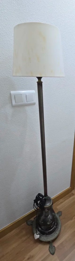 Lámpara de pie de bronce.