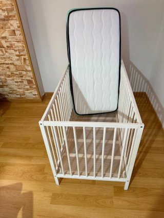 Cuna de bebé blanca