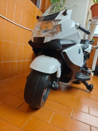 Moto eléctrica infantil BMW