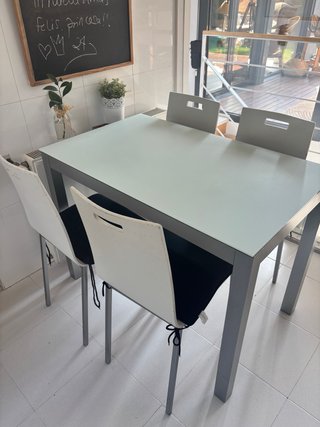 Mesa de cocina y 4 sillas blancas
