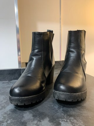 Botines Negros de Piel Zara