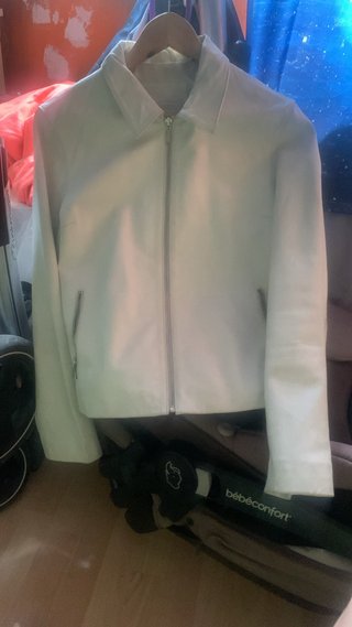 Cazadora blanca de cuero sintético